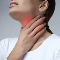 Radang Tenggorokan atau Radang Amandel, Apa Bedanya? (Puhhha/Shutterstock)