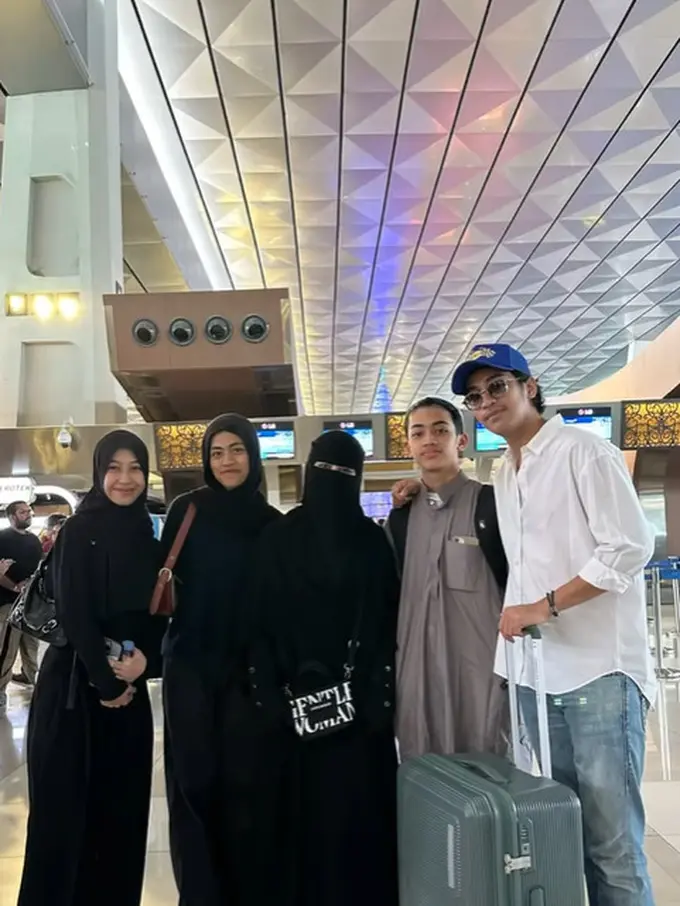 Umi Pipik antar anak bungsunya sekolah ke Yaman. [Foto: Instagram/_ummi_pipik_]