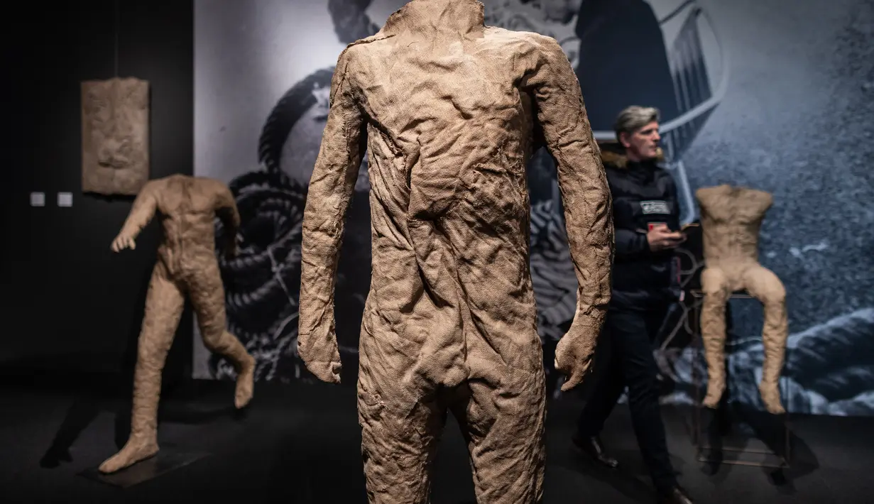 Karya-karya seniman terkenal Polandia, Magdalena Abakanowicz, termasuk patung-patung tanpa kepala yang angker, permadani yang penuh teka-teki, dan potret yang menyerupai topeng, akan dilelang pada hari Kamis. (Wojtek Radwanski / AFP)