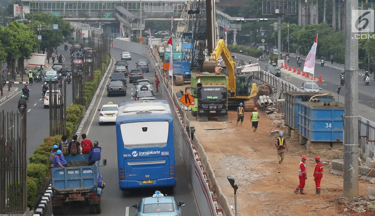 Pekerja menyelesaikan pembangunan proyek light rail transit (LRT) Cawang - Dukuh Atas di Jalan Rasuna Said, Kuningan, Jakarta, Rabu (9/8). Proyek sepanjang 10,5 km tersebut ditargetkan rampung pada Desember 2018. (Liputan6.com/Immanuel Antonius)