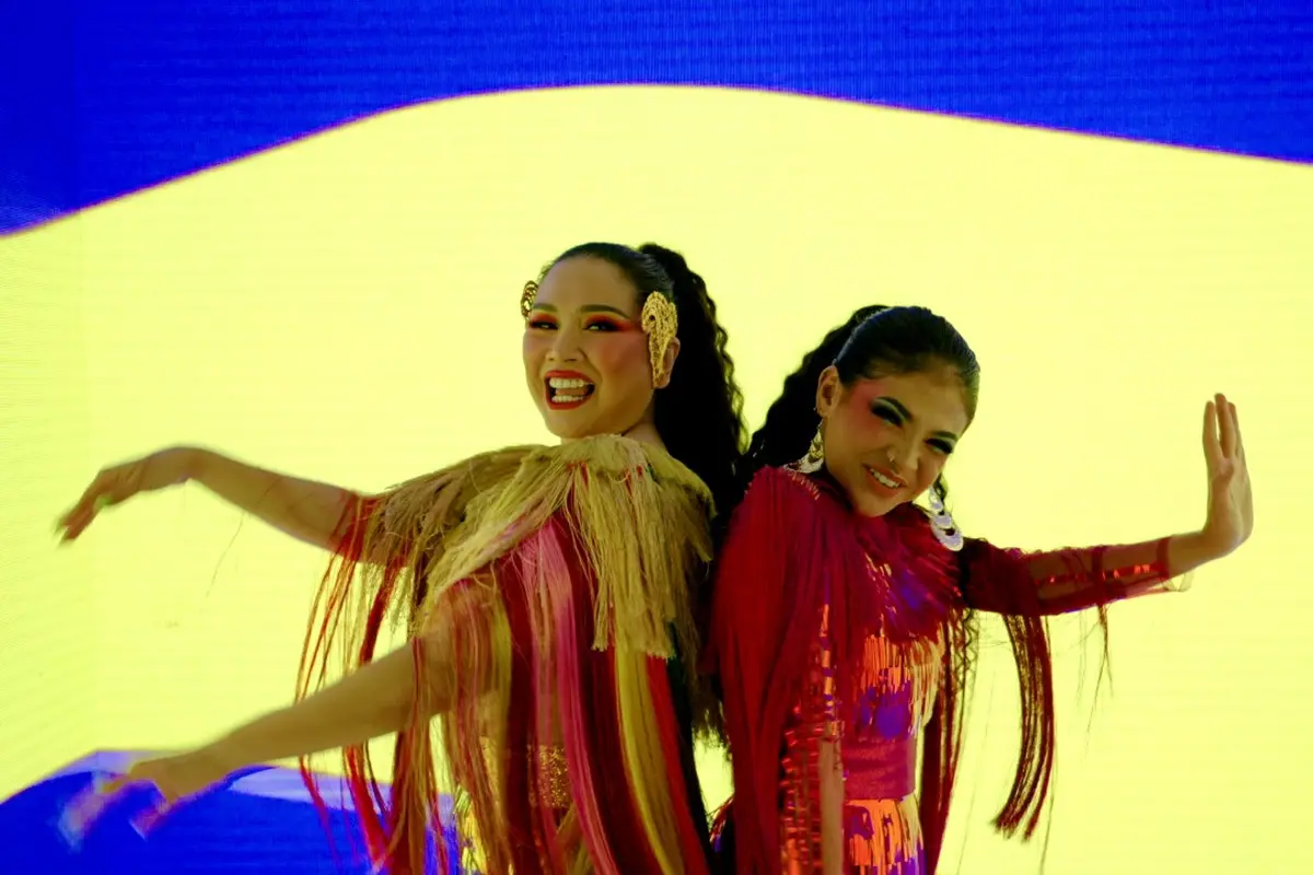Titi DJ saat berpenampilan di MV Show Off Your Colors