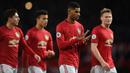 Para pemain Manchester United usai ditahan imbang Everton pada laga Premier League di Stadion Old Trafford, Manchester, Minggu (15/12). Kedua klub bermain imbang 1-1. (AFP/Oli Scarff)