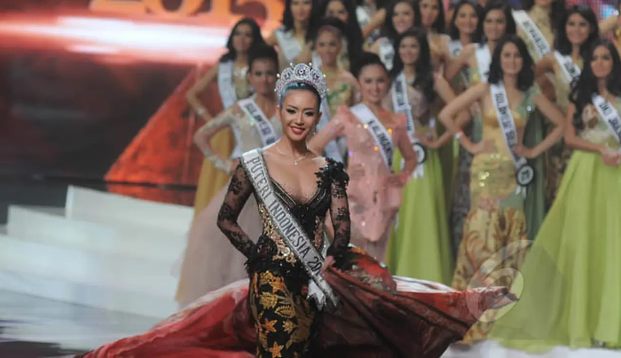 Puteri Indonesia 2014 Elvira Devinamira saat menghadiri malam Grand Finalis Puteri Indonesia 2015 di JCC, Jakarta, Jumat (20/2). Elvira digantikan oleh finalis dari Jawa Tengah Anindya Kusuma Putri. (Liputan6.com/Herman Zakharia)