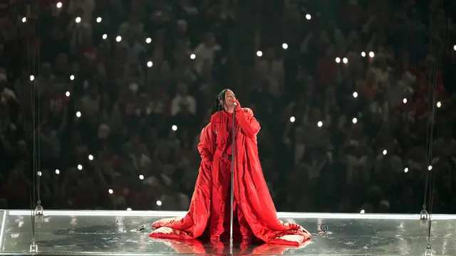 Hamil Anak Kedua, Rihanna Curi Perhatian di Super Bowl 2023