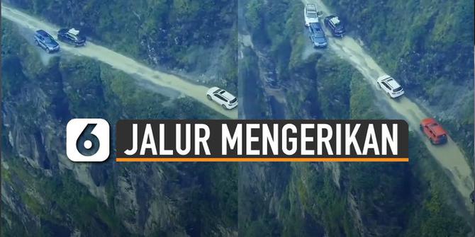 VIDEO: Papasan Mobil Mengerikan di Jalur Paling Berbahaya Sedunia