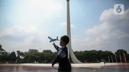 Seorang anak bermain saat mengunjungi TMII, Jakarta, Kamis (20/8/2020). Libur panjang yang bertepatan tahun baru islam di manfaatkan masyarakat bersama keluarga  berlibur ke sejumlah tempat wisata. (Liputan6.com/Faizal Fanani)