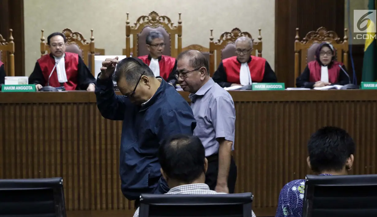 Terdakwa yang juga anggota nonaktif DPRD Kalteng, Punding LH Bangkan (kiri), Borak Milton (kedua kiri), Edy Rosada (duduk) dan Arisavanah (duduk, kanan) saat sidang putusan dugaan suap terkait pencemaran limbah sawit di Pengadilan Tipikor, Jakarta, Rabu (3/7/2019). (Liputan6.com/Helmi Fithriansyah)