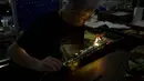 Pekerja mengecek body saksofon di pabrik Selmer Saxophone, Mantes-la-Ville, (17/1). Menurut penelitian Saxophone lahir tahun 1841, namun lebih tepat jika tahun kelahirannya adalah pada saat Sax mempatenkan ciptaannya Tahun 1846. (AFP Photo/Alain Jocard)