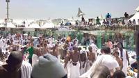 Jemaah haji di dekat lokasi tragedi Mina. (Arab News)