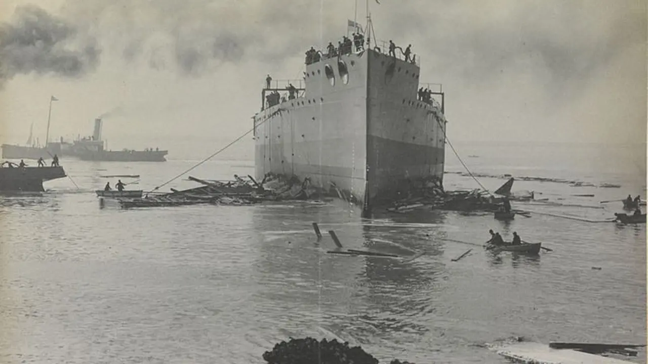 Kapal Angkatan Laut Kerajaan Inggris HMS Vanguard tenggelam di Scapa Flow pada 9 Juli 1917. 
