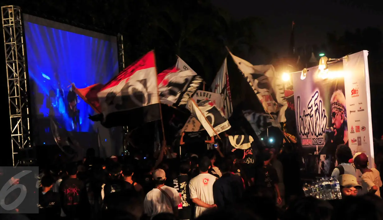 Konser Iwan Fals yang bertajuk "Untuk Indonesia" berlangsung di Istora Senayan, Jakarta, Sabtu (21/11/2015) dimulai tepat pukul 20.00 WIB. Para Oi yang tidak mendapat tiket mendapat suguhan layar besar di luar gedung. (Liputan6.com/Faisal R Syam)