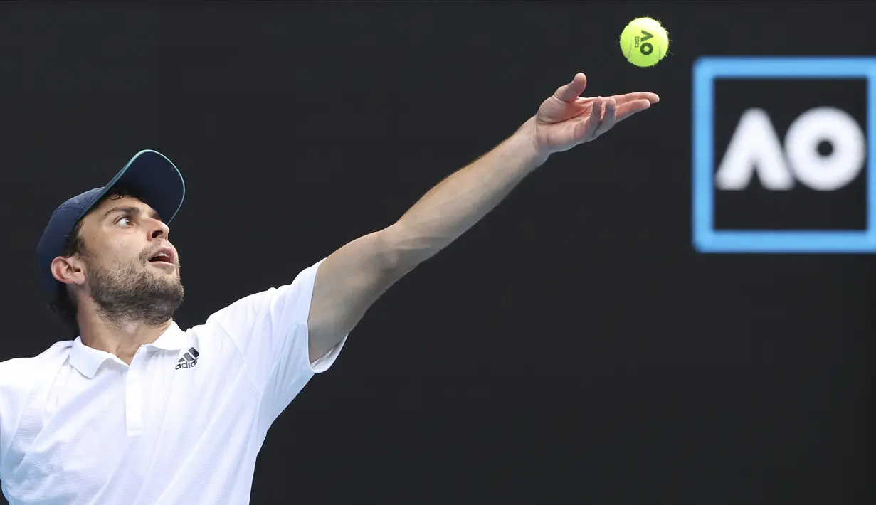 Selain Dimitrov yang jadi unggulan ke-14, Aslan Karatsev sudah mampu menyingkirkan unggulan lain di Australia Open ini, yaitu Diego Schwartzman (8) dan Felix Auger-Aliassime (20). (Foto: AP/Hamish Blair)