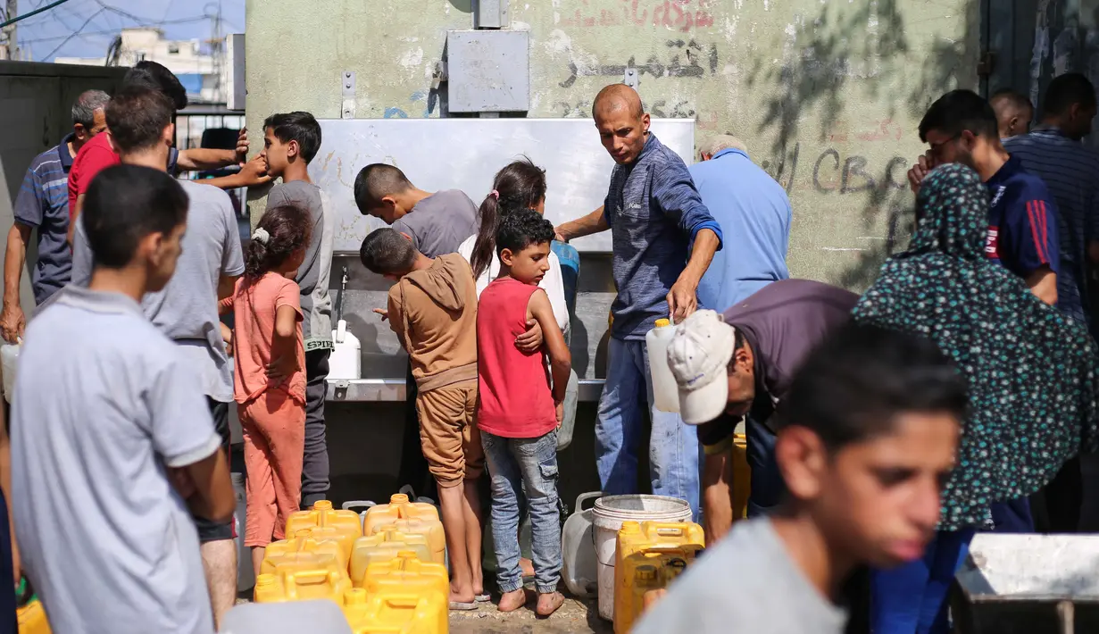Kekurangan air bersih di Gaza ditandai dengan minimnya pasokan bahan bakar yang menyebabkan fasilitas desalinasi dan sanitasi ditutup. (Eyad BABA/AFP)