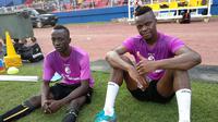 Mamadou Ndiaye (kanan), rekrutan baru Sriwijaya FC bersama Makan Konate (kiri). (Bola.com/Riskha Prasetya)