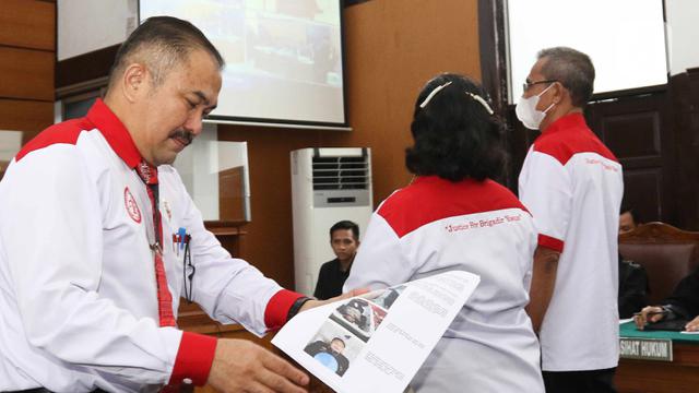 Jelang Sidang, Bharada E Berlutut Dihadapan Orang Tua Brigadir J