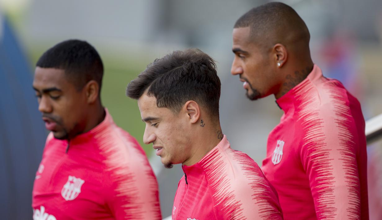 Pemain Barcelona, Malcom Oliveira, Philippe Coutinho dan Kevin-Prince Boateng saat latihan jelang laga Liga Champions di Barcelona, Senin (16/4). Barcelona akan berhadapan dengan Manchester United. (AP/Joan Monfort)