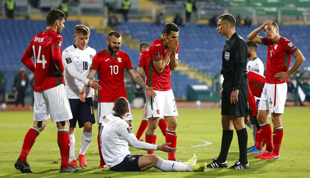 Para pemain Bulgaria bereaksi setelah tendangan penalti diberikan oleh wasit Slavko Vincic kepada pemain Italia pada pertandingan Grup C kualifikasi Piala Dunia 2022 di Stadion Vassil Levski, Sofia, Bulgaria, Minggu (28/3/2021). Italia menang dengan skor akhir 2-0. (AP Photo/Tony Uzunov)