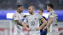 Pemain VfL Wolfsburg, Christian Eriksen, tampak kecewa setelah kalah 1-2 dari SC Paderborn pada leg kedua playoff promosi/degradasi di Home Duluxe Arena pada Selasa (26/5/2026) dini hari WIB. (AFP/Ina Fassbender)