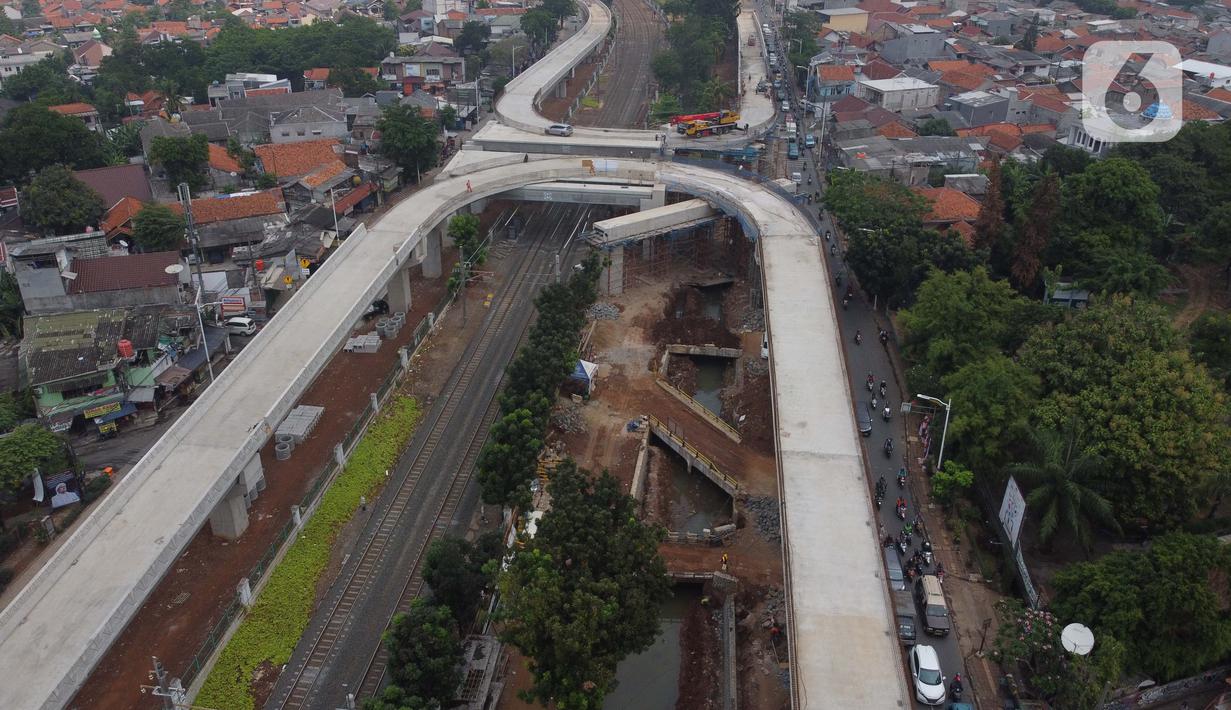 Foto udara suasana pembangunan jalan layang tapal kuda di kawasan Lenteng Agung, Jakarta, Rabu (5/8/2020). Progres pembangunan jalan layang tapal kuda di Lenteng Agung saat ini sudah mencapai 75 persen dan ditargetkan selesai pada Desember 2020. (Liputan6.com/Helmi Fithriansyah)