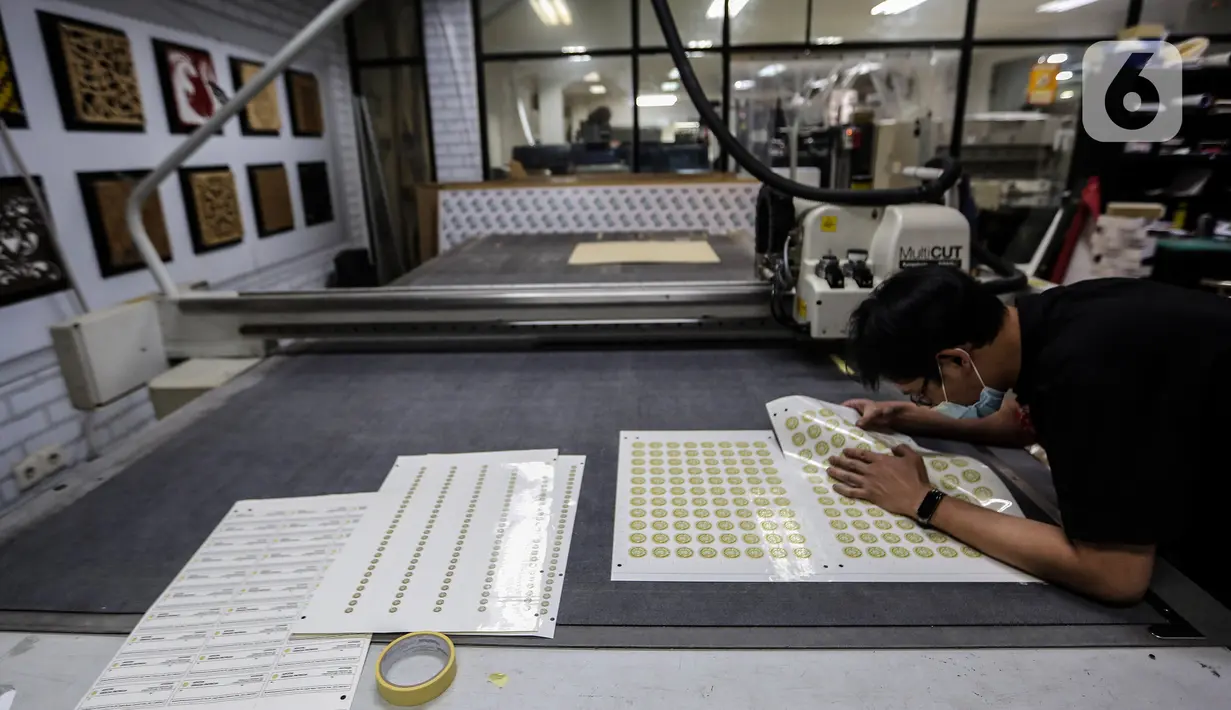 Pekerja mengecek cetakan digital printing PT Bintang Sempurna di kawasan Benhil, Jakarta Pusat, Rabu (24/2/2021). Usaha Digital Printing ini tetap bertahan sepanjang pandemi covid 19 yang hampir 1 Tahun di Indonesia.  (Liputan6.com/Johan Tallo)