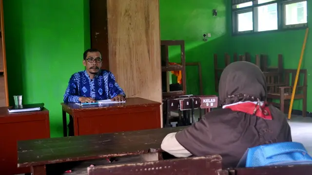 Siswa penghayat belajar ke pendamping atau guru pelajaran Kepercayaan Terhadap Tuhan Yang Maha Esa. (Foto: Liputan6.com/Muhamad Ridlo)