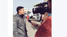 Rio Haryanto saat diwawancara media asing di paddock Manor Racing saat tes pramusim F1 2016 di Sirkuit Catalunya, Barcelona, Spanyol, (23/2/2016). (Bola.com/Twitter)