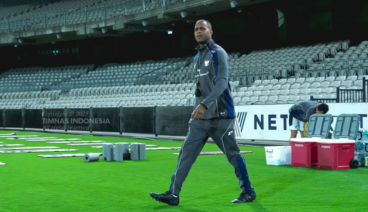 Pelatih kepala Timnas Indonesia, Patrick Kluivert memimpin latihan perdana menjelang laga putaran ketiga Kualifikasi Piala Dunia 2026 melawan Australia di Stadion Netstrata Jubilee, Sydney, Selasa (18/03/2025) waktu setempat. (Dok. PSSI)