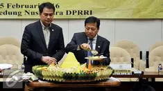 Ketua Fraksi Partai Golkar, Setya Novanto bersama Sekertaris Fraksi Partai Golkar, Azis Syamsuddin memotong tumpeng saat acara Syukuran Hari Ulang Tahun ke-48 Fraksi Partai Golkar di Jakarta, Senin (15/2). (Liputann6.com/Johan Tallo)