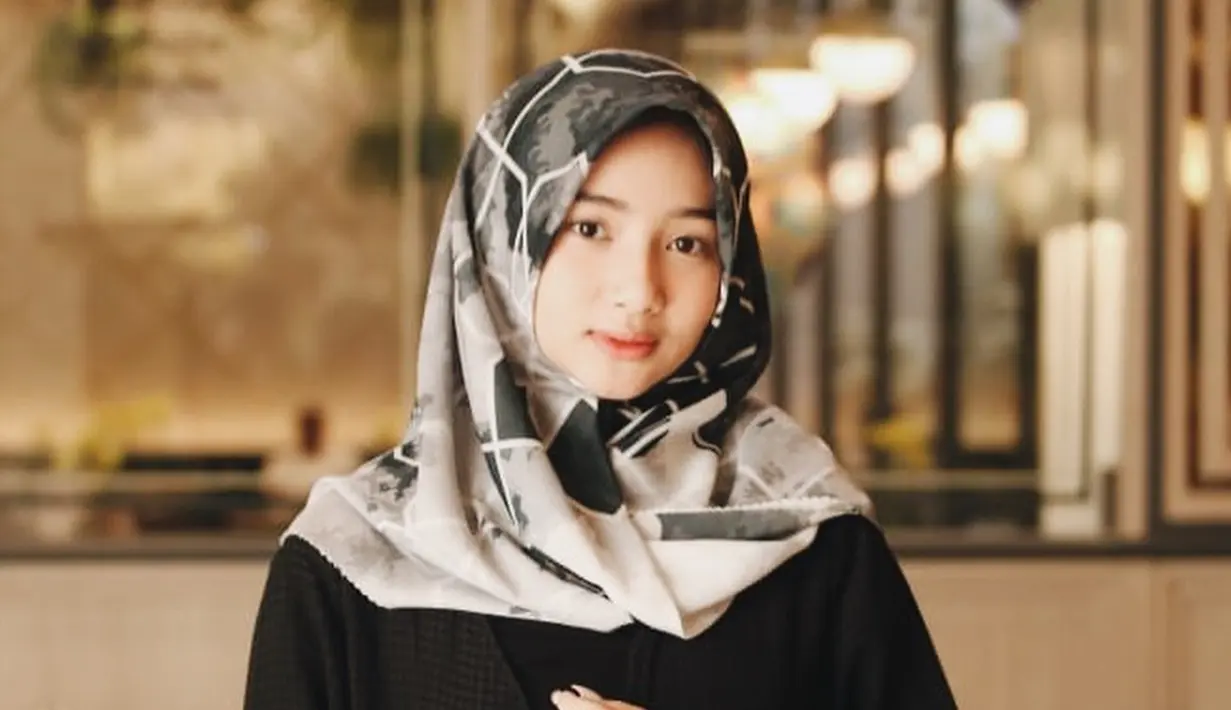 Ansellma Putri, selebgram hits yang memiliki 1,2 juta followers di Instagram ini tampil memukau saat berhijab. Ia terlihat lebih anggun dengan kenakan hijab. Ansell pun banjir pujian dengan disebut netizen semakin menawan. (Liputan6.com/IG/@ansellmaputri)