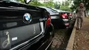 Petugas melakukan pengecekan bagian belakang BMW, Jakarta, Selasa (1/3/2016). 35 unit Mercedes Benz type E250 dan 21 unit BMW seri 520d disiapkan sebagai kendaraan delegasi KTT Luar Biasa OKI, 6-7 Maret mendatang. (Liputan6.com/Helmi Fithriansyah)