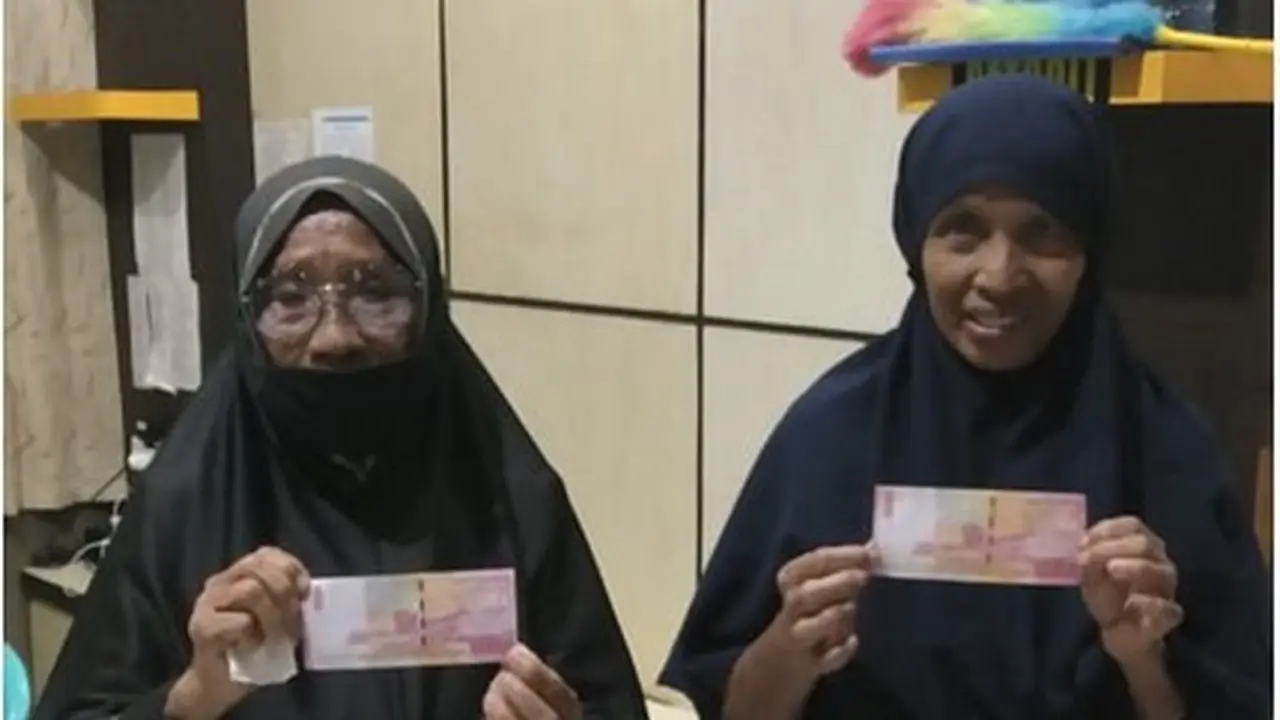 Lansia korban peredaran uang palsu saat melapor di kantor Polisi (Arfandi/Liputan6.com)