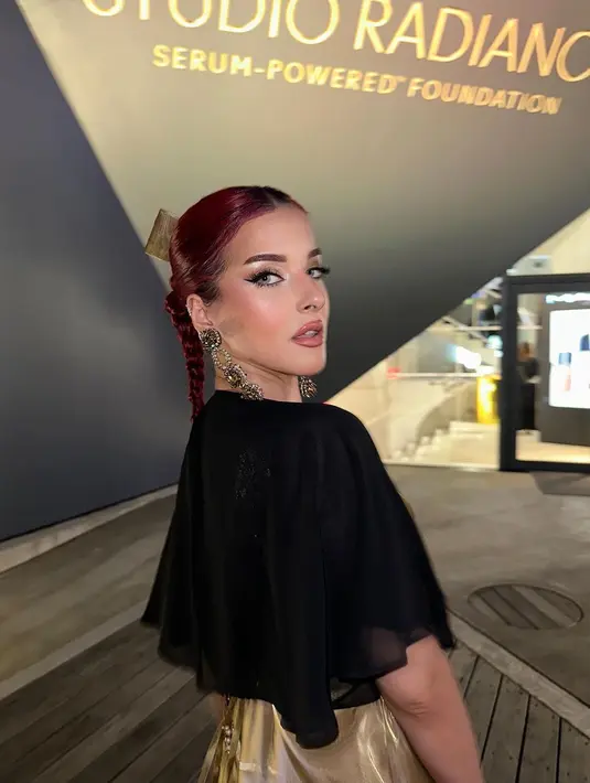 Belum lagi polesan makeup glam di wajahnya yang begitu memukau. Sementara rambutnya ditata bergaya sleek. [Instagram/tasyafarasya]