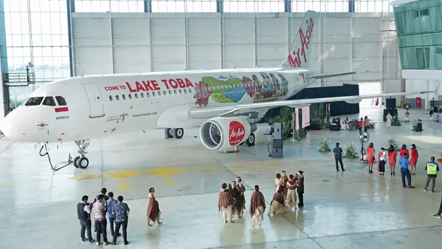 10 Potret Indahnya Danau Toba Hiasi Badan Pesawat AirAsia