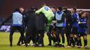 Para pemain Atalanta merayakan kemenangan atas Ajax Amsterdam pada laga Liga Champions di Stadion Johan Cruyff ArenA, Kamis (10/12/2020). Atalanta menang dengan skor 1-0. (AP/Peter Dejong)