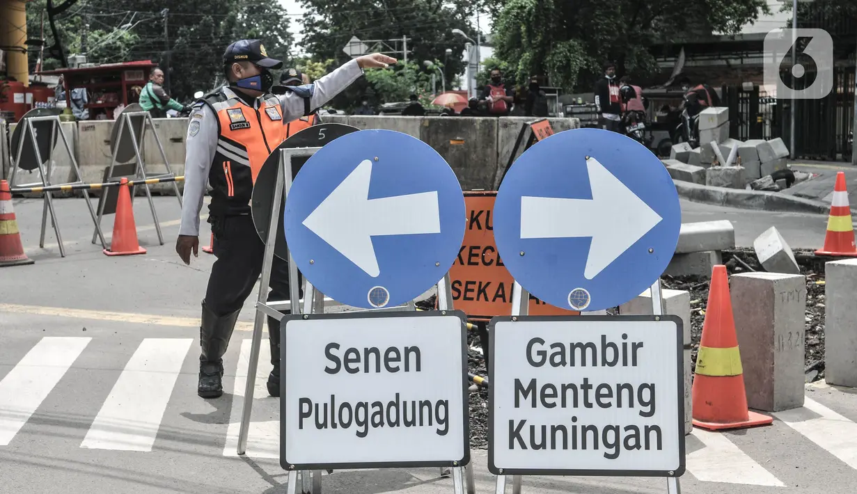 Petugas Dishub DKI Jakarta mengatur lalu lintas kendaraan saat uji coba penerapan sistem satu arah di Gondangdia, Jakarta Pusat, Kamis (8/4/2021). Uji coba yang berlangsung mulai 8-21 April mendatang merupakan bagian dari penataan kawasan Stasiun Gondangdia. (merdeka.com/Iqbal S. Nugroho)