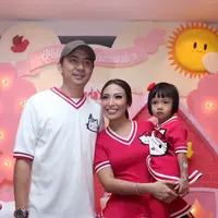  "Wah meriah banget. Lucu temanya, pink dan ada Hello Kitty juga. Sebagai sahabat juga senang dan mendoakan yah," ucap Omesh. (Andy Masela/Bintang.com)