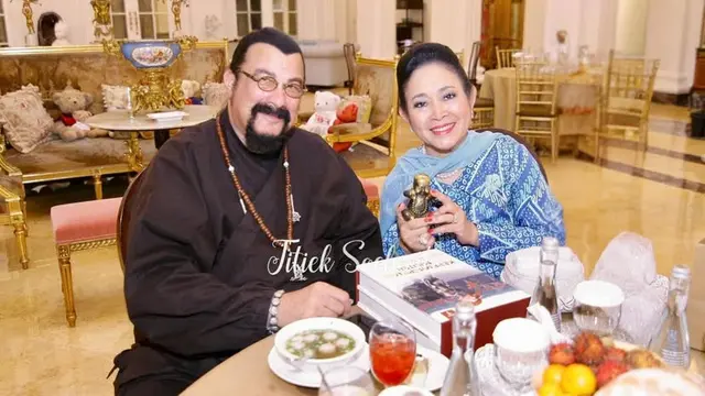 Titiek Soeharto saat Bertemu Aktor Hollywood, Steven Seagal. [@titieksoeharto]