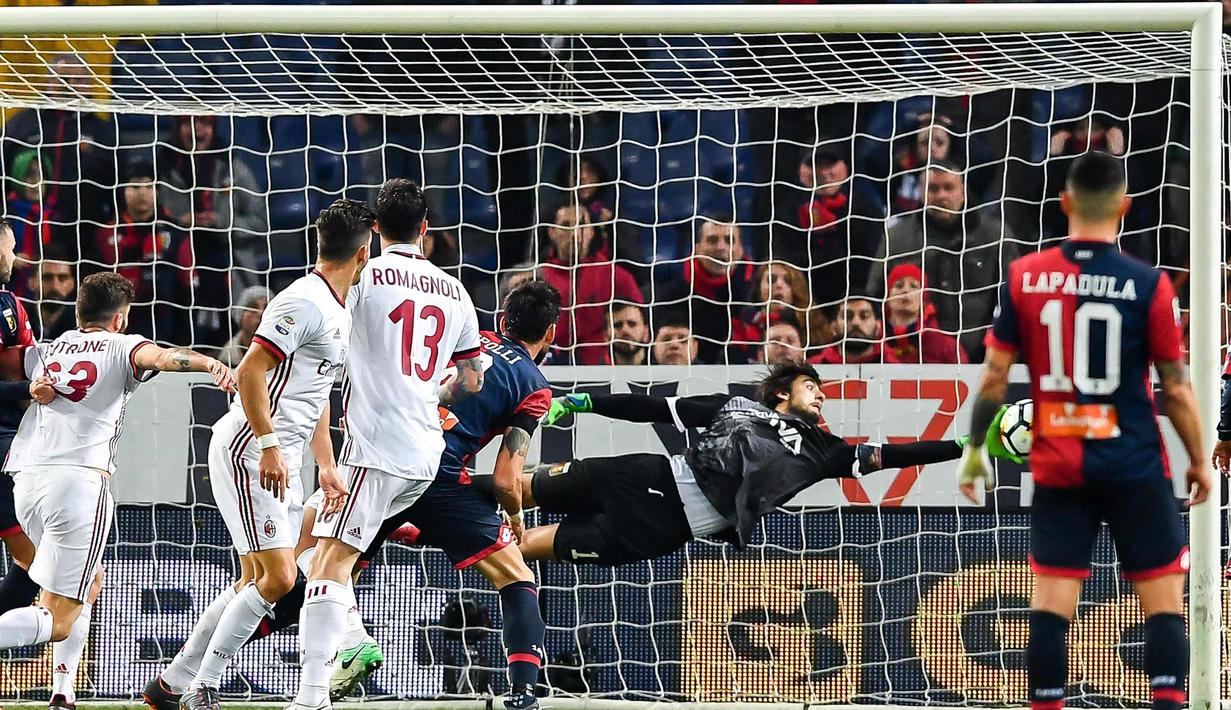 Kiper Genoa, Mattia Perin gagal mengahalau sundulan penyerang AC Milan, Andre Silva pada lanjutan Liga Serie A Italia di Stadion Luigi Ferraris di Genoa, (11/3). Ini merupakan gol perdana Silva selama bermain di Serie A. (Simone Arveda/ANSA via AP)