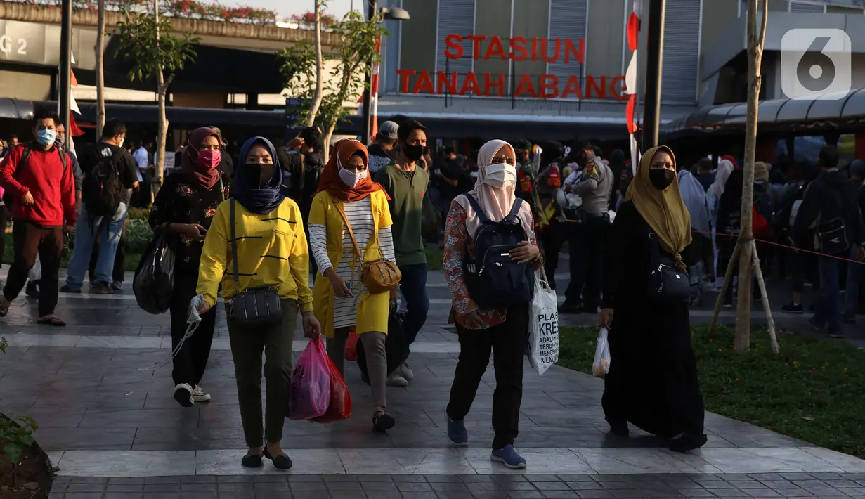 Calon penumpang KRL Commuterline mengenakan masker saat di area pedestrian Stasiun Terpadu Tanah Abang, Jakarta, Kamis (27/8/2020). Guna menekan penyebaran Covid-19, aparat terkait terus menghimbau pentingnya menaati protokol kesehatan. (Liputan6.com/Helmi Fithriansyah)
