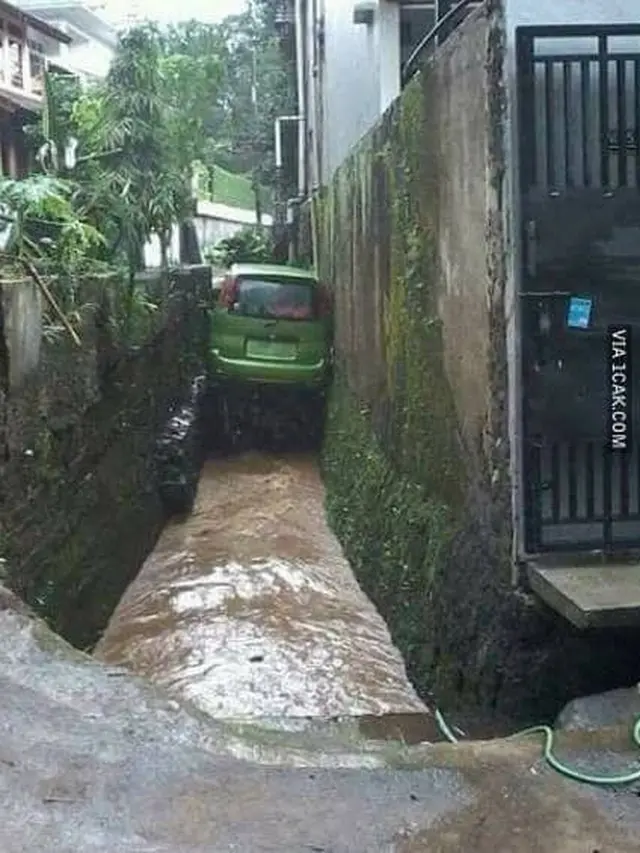 7 Potret Mobil Ketiban Sial, Bikin Kita Gak Habis Pikir