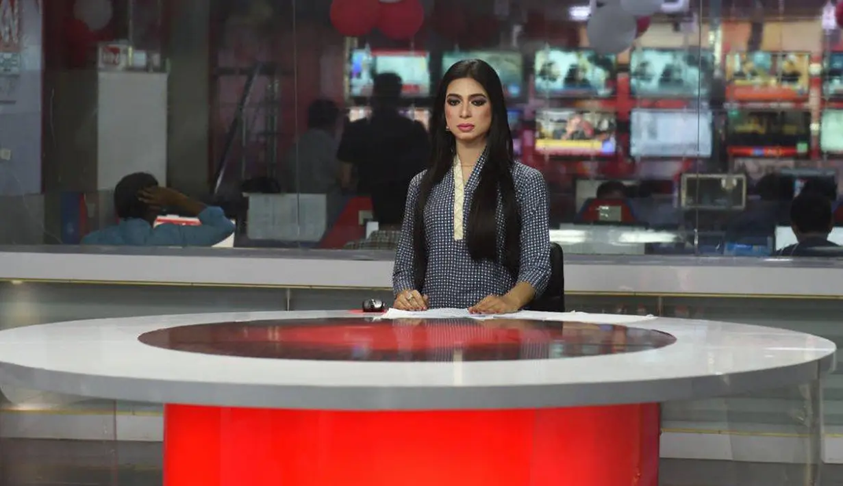 Pembawa berita transgender pertama di Pakistan,  Marvia Malik (21) membacakan berita untuk saluran televisi Kohenoor di Lahore, Selasa (27/3). Malik tampil perdana di televisi pada 23 Maret lalu dan langsung menjadi viral di media sosial. (ARIF ALI/AFP)