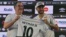 Neymar memegang jersey bernomor punggung 10 saat konferensi pers pengenalan pemain baru Santos di Vila Belmiro, Sao Paulo, Brasil, Sabtu (01/02/2025) WIB. (AFP/Nelson Almeida)