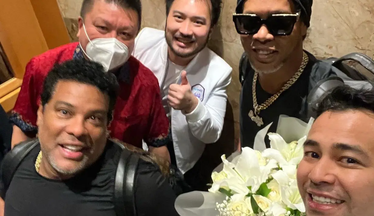 <p>Media Officer Arema FC Sudarmaji mengatakan, Ronaldinho bakal memperkuat Rans Nusantara FC dalam laga trofeo dan pertandingan melawan Arema FC serta Persik Kediri pada Minggu (26/6/2022) di Stadion Kanjuruhan Malang. (FOTO: instagram.com/raffinagita1717/)</p>