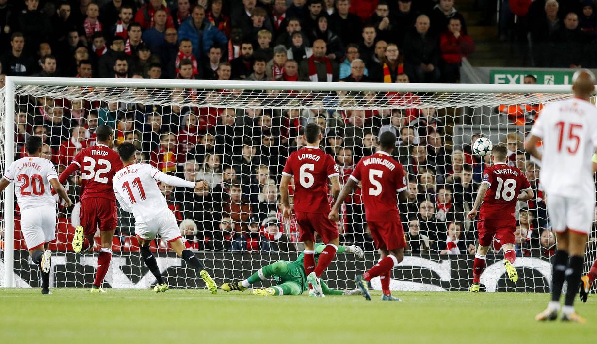 Proses terjadinya gol oleh striker Sevilla, Joaquin Correa,  ke gawang Liverpool pada laga Liga Champions di Stadion Anfield, Kamis (14/9/2017). Liverpool ditahan imbang 2-2 oleh Sevilla. (AP/Frank Augstein)