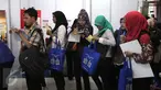 Sejumlah pencari kerja mengantri untuk mendaftarkan lamaran mereka pada bursa kerja di Jakarta, Jumat (11/3). Menurut BPS, tumbuhnya investasi di indonesia bisa menciptakan banyak lapangan pekerjaan. (Liputan6.com/Angga Yuniar)
