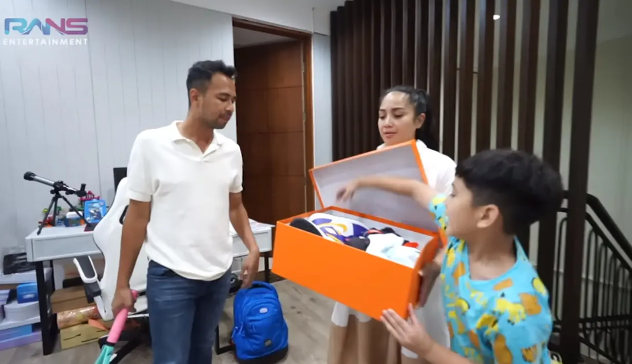 Bahkan, dalam momen tersebut Rafathar yang justru terlihat lebih antusias dari Raffi Ahmad. Rupanya, Nagita Slavina memberikan beberapa pasang sepatu untuk Raffi. (Liputan6.com/YouTube/Rans Entertainment)