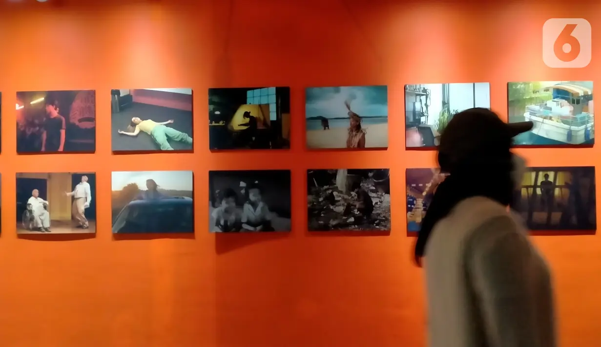 Pengunjung melihat pameran Jakarta Film Week 2022 hari kedua di CGV Grand Indonesia, Jakarta, Jumat (14/10/2022). Dipersembahkan oleh Dinas Pariwisata dan Ekonomi Kreatif DKI Jakarta Tema tahun ini: “Emerge”. Sebagai momentum kemunculan baru bagi para pembuat dan penikmat film pasca pandemi melalui sederet program yang telag disediakan. (Liputan6.com/magang/Aida Nuralifa)