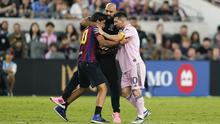 Bodyguard Lionel Messi, Yassine Chueko, kembali jadi sorotan. Dia dengan sigap meringkus fans yang menerobos lapangan demi bisa memeluk La Pulga saat Inter Miami bertandang ke markas Los Angeles FC dalam lanjutan Major League Soccer, Senin (4/9/2023). (AP Photo/Ryan Sun)