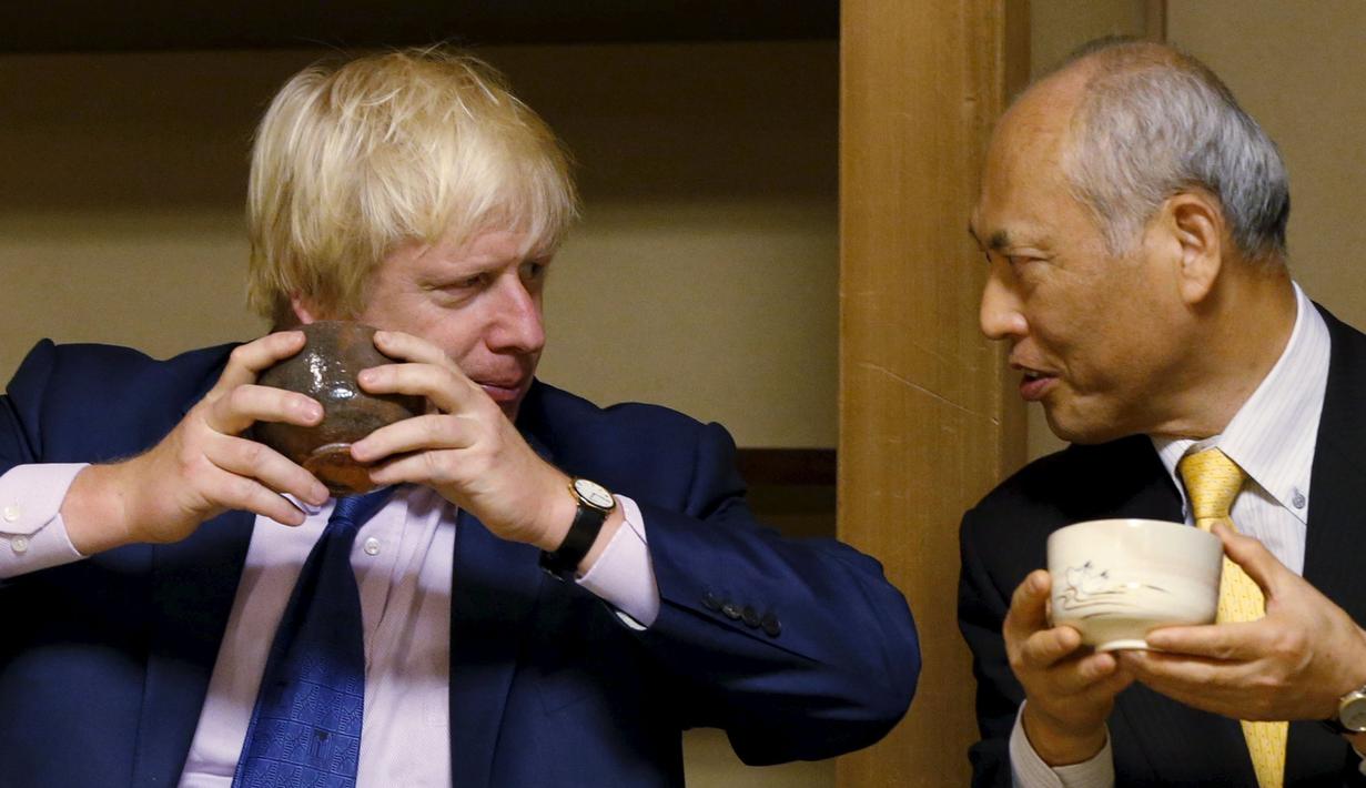 Walikota London Boris Johnson (kiri) saat menikmati teh yang disuguhkan dalam perjamuan teh  di Kuil Meiji, Tokyo, Rabu (14/10/2015). Johnson berada di jepang untuk menjalin kerja sama di bidang perdagangan dan budaya. (REUTERS/Issei Kato)