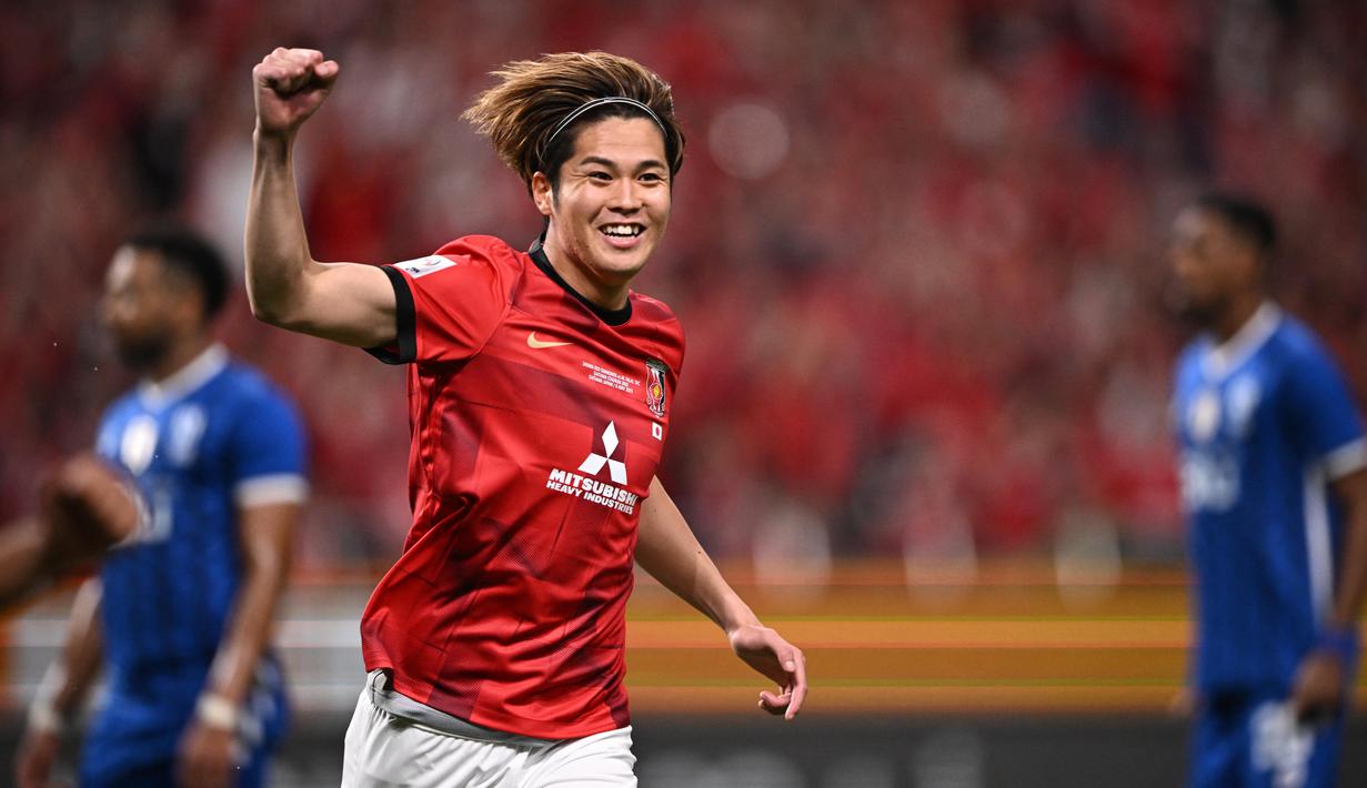 Terakhir, ada nama Atsuki Ito (tengah), gelandang bertahan andalan dari Urawa Red Diamonds.
Sama seperti Morishita, Ito juga menjalani debutnya saat melawan El Salvador bulan Juni lalu, yang jadi satu-satunya caps Ito hingga sekarang. (AFP/Philip Fong)